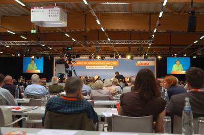 Eine charismatisch auftretende Kanzlerin Angela Merkel hält eine begeisternde Rede und stimmt die Delegierten auf den kommenden Wahlkampf ein.
(C) Wolfgang G. Schneider