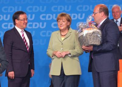 Tagungspräsident Steffen Kampeter bedankt sich bei Kanzlerin Merkel nach einer fulminanten Rede auf dem Landesparteitag mit einem Präsent.
(C) Wolfgang G. Schneider